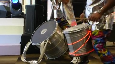 Bangkok, Tayland 'daki fuar salonunda sahne alan gösteri konuğu için müzik grubu ve Tayland' lı aktör veya müzisyen klasik enstrüman bateri seti ve dans renk tonuyla tempo tutuyorlar.