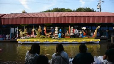 Taylandlı gezginler, 8 Kasım 2022 'de Nonthaburi Tayland' da Wat Sai Yai kanalında Keşiş alayı için yapılan törenlere katılıp dua ediyorlar.