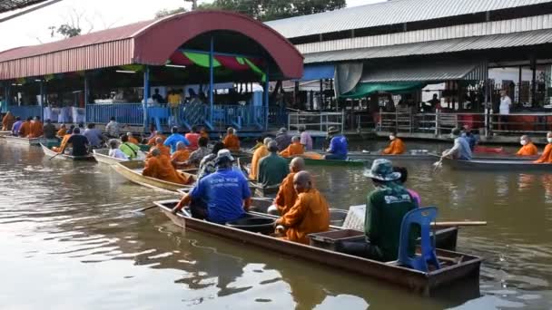 Pueblo Tailandés Viajero Extranjero Visita Une Ritual Mérito Tradición Ofrece — Vídeo de stock