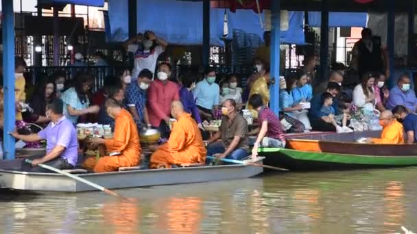 タイ人外国人旅行者は 2022年11月8日にタイのノンタブリ島でワットサイ ヤイ運河で僧侶行列を提供する伝統的なメリット儀式と祈りの提供を訪問し 参加します — ストック動画