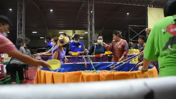 Szerencsés Felhívni Tojás Gombóc Játék Thai Emberek Utazók Utazás Látogatás — Stock videók