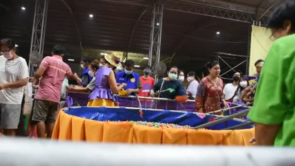 Lucky Draw Eggs Scoop Game Thai People Travel Visit Buy — стоковое видео