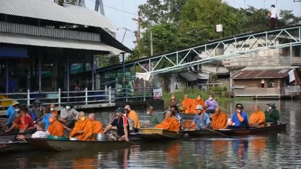 タイ人外国人旅行者は 2022年11月8日にタイのノンタブリ島でワットサイ ヤイ運河で僧侶行列を提供する伝統的なメリット儀式と祈りの提供を訪問し 参加します — ストック動画