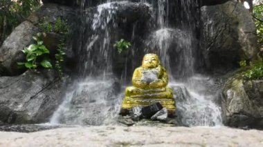 Gautama Budist ya da Gautama Maha Katyayana Budizm Taylandlı Phra sangkajai, Wat Khae Tapınağı ve Khun Phaen Konutu 'ndaki bahçe parkında süsleme yapıyor.
