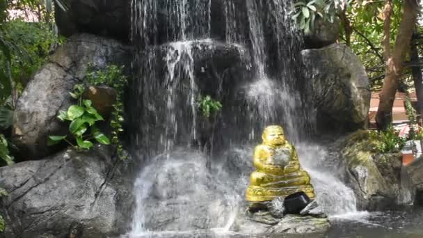 位于泰国素汉布提的华凯寺花园公园和坤法恩住宅 高塔玛佛教或高塔玛摩哈卡蒂亚纳佛教塔伊在小水中命名为Phra Sangkajai — 图库视频影像