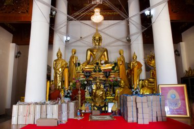 Antika harabelerdeki antik Buda heykelleri Taylandlı gezginler için harabe. 6 Kasım 2022 'de Tayland, Ayutthaya' daki Wat Huntra tapınağındaki kutsal gizemi kutsamak için ziyaret edin.