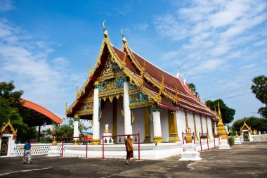 Tai halkı için antik bir harabe olan Wat Huntra Tapınağı 6 Kasım 2022 'de Ayutthaya, Tayland' da kutsanmış Buda mitolojisine ziyaret edip saygı gösterirler.