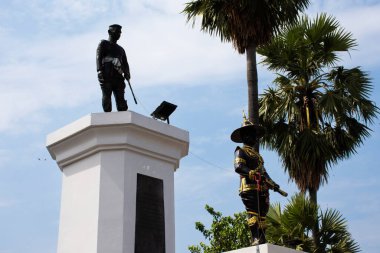 Kral Naresuan Büyük veya Somdet Phra Naresuan Maharat ve Kral Taksin anıtları, 6 Kasım 2022 'de Tayland' ın başkenti Ayutthaya 'daki Wat Huntra Tapınağı' nda kutsanmış olan saygıdeğer insanları ziyaret eder.