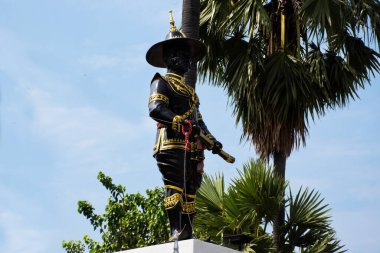 Antik Kral Taksin. Tayland 'ın başkenti Ayutthaya' da bulunan Wat Huntra tapınağındaki antik manastıra seyahat eden gezginler için büyük anıt.
