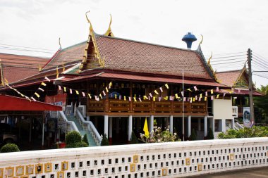 Taylandlı gezginler için antik vaazlar salonu. 6 Kasım 2022 'de Ayutthaya, Tayland' daki kutsal Wat Huntra tapınağındaki kutsal gizeme saygılarını sunmak için ziyaret edin.