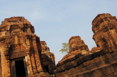Tayland, Buriram 'daki Prakhon Chai' de dua ederek Tayland 'a seyahat eden Taylandlılar ve Taylandlılar için Muangtam Tarihi Parkı' nda Prasat Muang Muang Tam Taş Sığınağı tarzı Khmer Hindu Tapınağı inşa ediliyor.