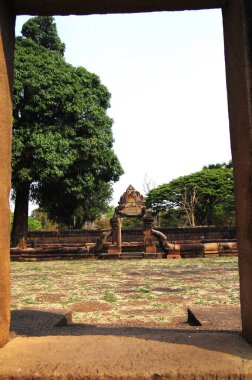 Tayland, Buriram 'daki Prakhon Chai' de dua ederek Tayland 'a seyahat eden Taylandlılar ve Taylandlılar için Muangtam Tarihi Parkı' nda Prasat Muang Muang Tam Taş Sığınağı tarzı Khmer Hindu Tapınağı inşa ediliyor.
