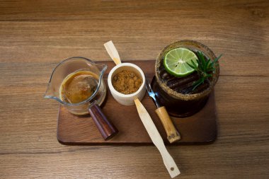 Kahverengi şeker kamışı ve ahşap tepside buzlu limon çayı ile esmer kahve servis edilir. Tayland 'da Tayland' da Tayland 'da, Bangkok Kafe Kafe' de gezginler için Japon usulü içki içerler.