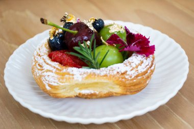 Taylandlı gezginler, Tayland 'ın Bangkok kentindeki klasik kafe kahve ve pastane restoranının modern yemek salonunda çay saatinde içki içmeyi ziyaret ediyor.