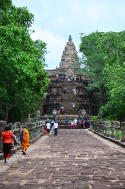 Prasat Hin Phanom Rung Taş Kalesi Sığınağı Phanom Rung Tarihi Parkı 'ndaki Khmer Hindu Tapınağı tarzı yabancı gezginler Tayland' ın Buri Ram şehrinde Prakhon Chai şehrini ziyaret ediyorlar.