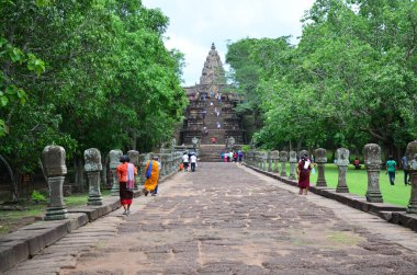 Prasat Hin Phanom Rung Taş Kalesi Sığınağı Phanom Rung Tarihi Parkı 'ndaki Khmer Hindu Tapınağı tarzı yabancı gezginler Tayland' ın Buri Ram şehrinde Prakhon Chai şehrini ziyaret ediyorlar.
