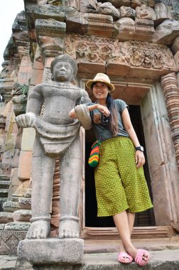 Taylandlı kadın gezginler Prakhon Chai şehrindeki Prakhon Chai Parkı 'ndaki Khmer Hindu Tapınağı binasında Prasat Hin Phanom Rung Taş Kalesi' ne seyahat ve poz veriyorlar.