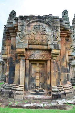 Prasat Hin Phanom Rung Taş Kalesi Sığınağı Phanom Rung Tarihi Parkı 'ndaki Khmer Hindu Tapınağı tarzı yabancı gezginler Tayland, Buriram' daki Prakhon Chai şehrini ziyaret ediyor.