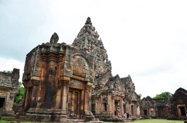 Prasat Hin Phanom Rung Taş Kalesi Sığınağı Phanom Rung Tarihi Parkı 'ndaki Khmer Hindu Tapınağı tarzı yabancı gezginler Tayland, Buriram' daki Prakhon Chai şehrini ziyaret ediyor.