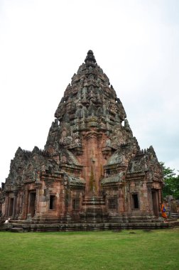 Prasat Hin Phanom Rung Taş Kalesi Sığınağı Phanom Rung Tarihi Parkı 'ndaki Khmer Hindu Tapınağı tarzı yabancı gezginler Tayland, Buriram' daki Prakhon Chai şehrini ziyaret ediyor.