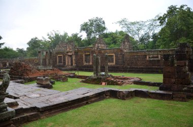 Prasat Hin Phanom Rung Taş Kalesi Sığınağı Phanom Rung Tarihi Parkı 'ndaki Khmer Hindu Tapınağı tarzı yabancı gezginler Tayland, Buriram' daki Prakhon Chai şehrini ziyaret ediyor.