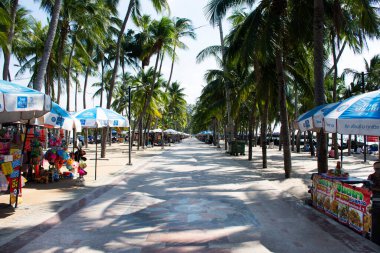 Tayland 'da 8 Kasım 2022' de Chon Buri şehrindeki Bangsaen Sahili 'nde seyahat ve yüzme arasında, Tayland halkı ve yabancı gezginler için yürüyüş yolu dinleniyor.