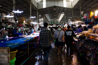 Ang Sila deniz ürünleri pazarı ve Taylandlılar ve yabancı gezginler için yerel balık pazarı 8 Kasım 2022 'de Chon Buri, Tayland' da yemek pişirmek için
