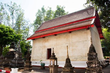 Tayland 'ın Suphan Buri kentindeki Suphanburi şehrinde antik Wat Khae tapınağı inşa eden Taylandlı gezginler, kutsal ve gizemli Buda' ya ibadet edip dua ederler.