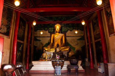 Taylandlı gezginler için antik Buda heykeli 13 Aralık 2022 'de Suphan Buri Tayland' da Wat Khae Tapınağı 'nda kutsal ve gizemli bir ibadeti kutsamak ve ziyaret etmek için seyahat eder.
