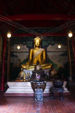 Taylandlı gezginler için antik Buda heykeli 13 Aralık 2022 'de Suphan Buri Tayland' da Wat Khae Tapınağı 'nda kutsal ve gizemli bir ibadeti kutsamak ve ziyaret etmek için seyahat eder.