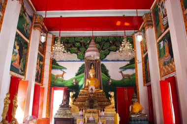 Taylandlı gezginler için antik Buda heykeli 13 Aralık 2022 'de Suphan Buri Tayland' da Wat Khae Tapınağı 'nda kutsal ve gizemli bir ibadeti kutsamak ve ziyaret etmek için seyahat eder.