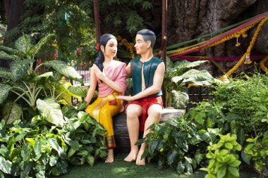 Thai halkı için Wat Khae tapınağındaki Khum Khun Phaen bahçe parkındaki antik heykel heykeli ve yabancı gezginler Tayland 'ın Suphan Buri kentindeki Suphanburi şehrini ziyaret ediyorlar.