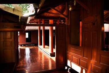 Thai halkı için Wat Khae Tapınağı 'ndaki Khum Khun Phaen bahçe parkındaki antik ahşap ev ya da antik ahşap evin iç oturma odası. Tayland' ın Suphan Buri kentindeki Suphanburi 'de yabancı gezginler ziyaret ediyor.