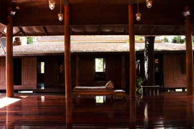 Thai halkı için Wat Khae Tapınağı 'ndaki Khum Khun Phaen bahçe parkındaki antik ahşap ev ya da antik ahşap evin iç oturma odası. Tayland' ın Suphan Buri kentindeki Suphanburi 'de yabancı gezginler ziyaret ediyor.