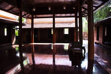 Thai halkı için Wat Khae Tapınağı 'ndaki Khum Khun Phaen bahçe parkındaki antik ahşap ev ya da antik ahşap evin iç oturma odası. Tayland' ın Suphan Buri kentindeki Suphanburi 'de yabancı gezginler ziyaret ediyor.