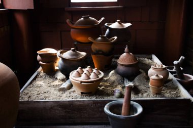 Wat Khae Tapınağı 'ndaki Khum Khun Phaen bahçe parkındaki antik ahşap ev ya da antik ahşap evin mutfak odasındaki yabancı gezginler Suphan Buri Tayland' daki Suphanburi 'ye seyahat ediyor.