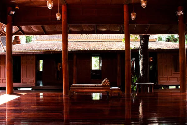 Thai halkı için Wat Khae Tapınağı 'ndaki Khum Khun Phaen bahçe parkındaki antik ahşap ev ya da antik ahşap evin iç oturma odası. Tayland' ın Suphan Buri kentindeki Suphanburi 'de yabancı gezginler ziyaret ediyor.