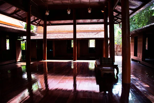 Thai halkı için Wat Khae Tapınağı 'ndaki Khum Khun Phaen bahçe parkındaki antik ahşap ev ya da antik ahşap evin iç oturma odası. Tayland' ın Suphan Buri kentindeki Suphanburi 'de yabancı gezginler ziyaret ediyor.