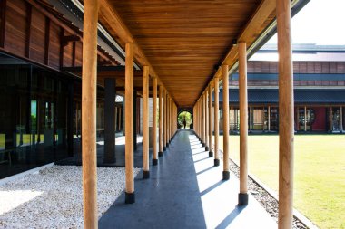 Dış antika tasarım ve iç dekorasyon mobilya modern Kore tarzı kafe kahve dükkanında Tayland 'a seyahat eden insanlar ve yabancı gezginler için içki içmek için Chachoengsao Tayland' a giderler.