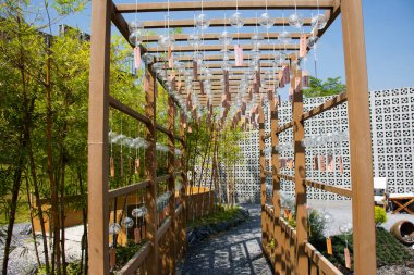 Bahçe tasarımı ve iç dekorasyon mobilyaları bahçe parkında Japon stili antika cam çan asılı 29 Aralık 2022 'de Ayutthaya Tayland' da iyi şanslar dileyin.