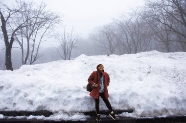 Gezgin Taylandlı kadınlar Jeju Jeju 'daki Hallasan Ulusal Parkı' ndaki Hanla Dağı volkanı ya da Halla Dağı 'ndaki ormanlara düşüp fotoğraf karları için poz verirler.