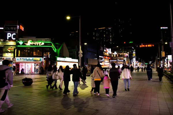 韓国人や外国人旅行者のための慶南道の海雲台伝統食街ナイトマーケットは2023年2月17日に韓国の釜山で開催されます — ストック写真