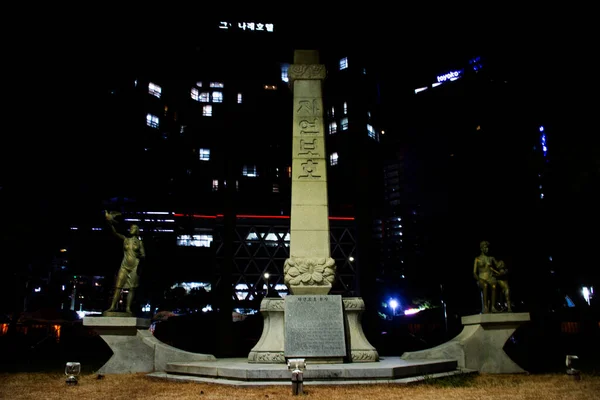 Memorial Staty Monument Haeundae Havet Stranden Natten För Koreanska Folket — Stockfoto
