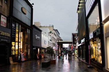 Jeju Chilsung Moda Sokağı ve Jeju Jungang Yeraltı Alışveriş Merkezi Koreliler ve yabancı gezginler için 18 Şubat 2023 'te Jeju do, Güney Kore' de mal satın almak için seyahat ve seçimler
