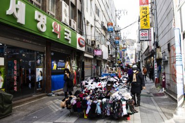 Koreli ve yabancı gezginler için Nampo dong Alışveriş Merkezi ya da Gwangbok dong kültürel moda caddesi manzarası 18 Şubat 2023 'te Busan, Güney Kore' de Nampodong 'u ziyaret ediyor.