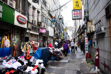 Koreli ve yabancı gezginler için Nampo dong Alışveriş Merkezi ya da Gwangbok dong kültürel moda caddesi manzarası 18 Şubat 2023 'te Busan, Güney Kore' de Nampodong 'u ziyaret ediyor.