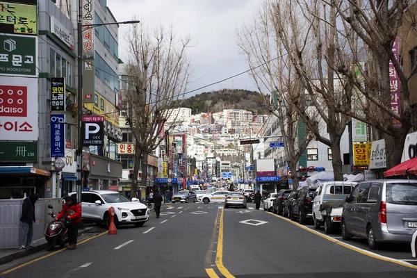 南浦洞の市街地と街並みの景観南浦洞市では 2023年2月18日に釜山市南浦洞の道路交通路を自転車で走る韓国人の生活様式が見られます — ストック写真