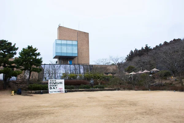 景色とモダンな建物を見る韓国人と外国人旅行者のための光州庭園公園のO Sulloc スルロック 茶博物館韓国済州島では2023年2月18日に済州市を訪問します — ストック写真