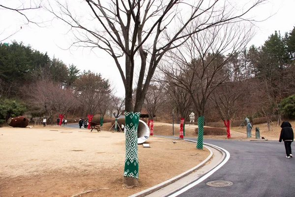 風景を見る韓国人と外国人旅行者のための華北日の出庭園公園韓国 慶尚北道の浦項宇宙散歩に行く2023年2月18日 — ストック写真