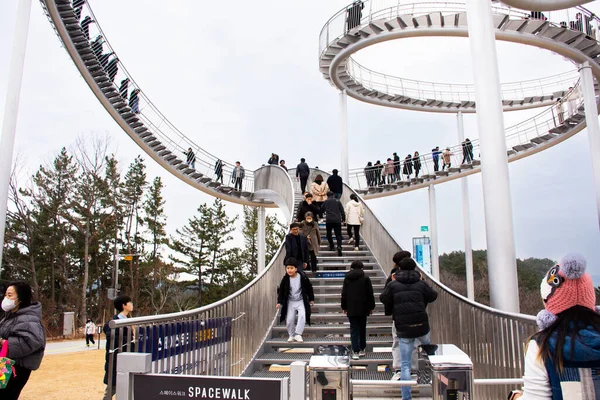 2023 경기도 경성에서 외국인 여행자들 방문하기 선라이즈 공원을 여행하는 스페이스 — 스톡 사진
